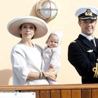 Federico y Mary de Dinamarca con sus mellizos de crucero por Dinamarca
