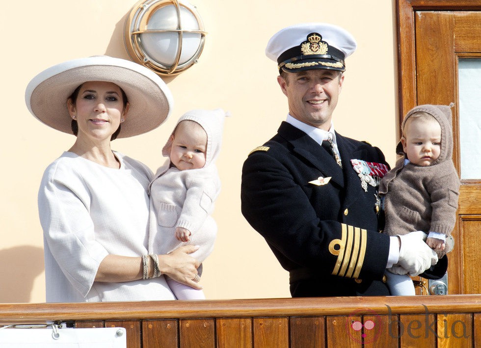 Federico y Mary de Dinamarca con sus mellizos de crucero por Dinamarca