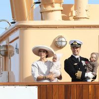 Los Príncipes de Dinamarca y sus hijos mellizos en el crucero real Dannebrog