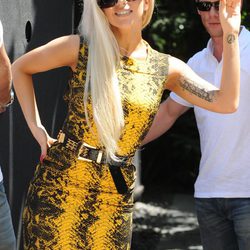 Lady Gaga vestida de amarillo y negro