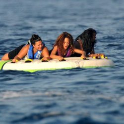 Rihanna se divierte con unas amigas en medio del mar en Saint-Tropez