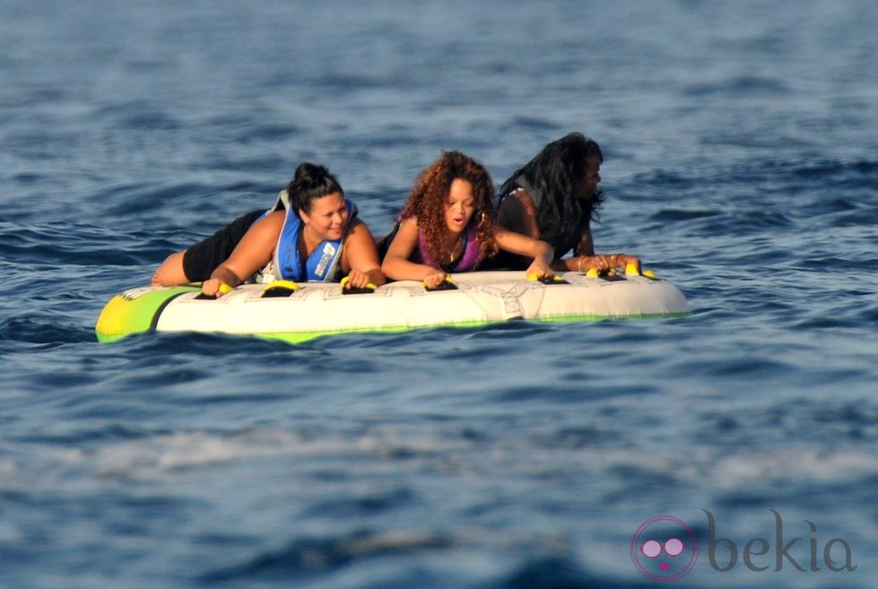 Rihanna se divierte con unas amigas en medio del mar en Saint-Tropez
