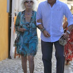 La Duquesa de Alba y Alfonso Díez pasean por Ibiza