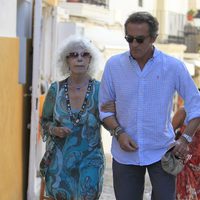 La Duquesa de Alba y Alfonso Díez pasean por Ibiza