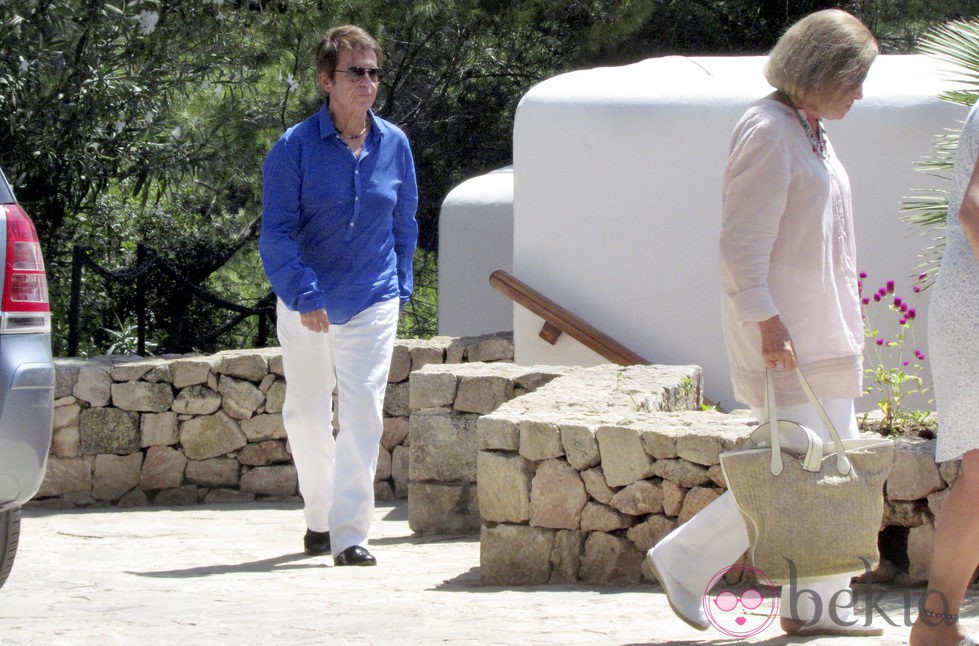 Raphael y Natalia Figueroa visitan a la Duquesa de Alba en Ibiza