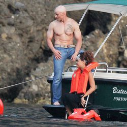 Rihanna en Portofino junto a un hombre que luce su torso desnudo