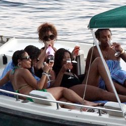 Rihanna bebiendo en un barco con sus amigas en Portofino