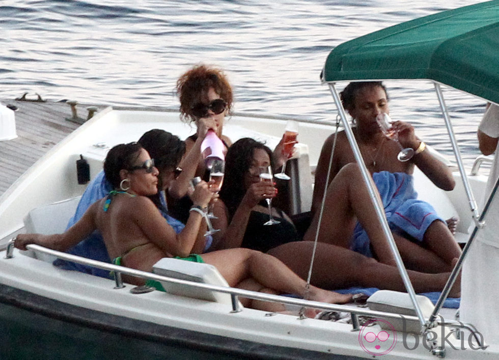 Rihanna bebiendo en un barco con sus amigas en Portofino
