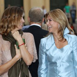 Rosario Nadal bromea con Marta Luisa de Noruega en el 10 aniversario de Haakon y Mette Marit