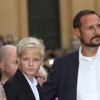 El Príncipe Haakon de Noruega y Marius en el 10 aniversario de Haakon y Mette Marit