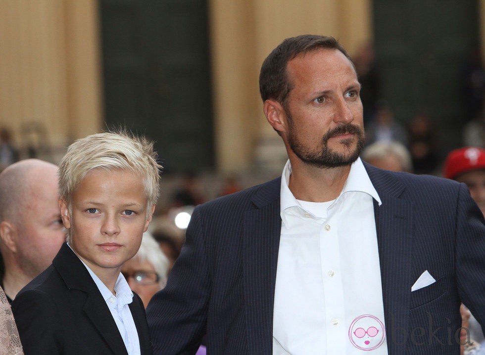 El Príncipe Haakon de Noruega y Marius en el 10 aniversario de Haakon y Mette Marit
