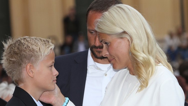 Mette Marit acaricia a su hijo Marius en el 10 aniversario de Haakon y Mette Marit de Noruega