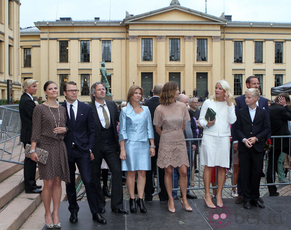Los Príncipes de Suecia, Rosario Nadal, Marta Luisa y Ari Behn y Haakon y Mette Marit en el 10 aniversario de Haakon y Mette Marit