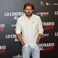Antonio Garrido en el estreno de 'Lo contrario al amor' en Madrid