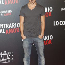 Javier Hernández en el estreno de 'Lo contrario al amor' en Madrid