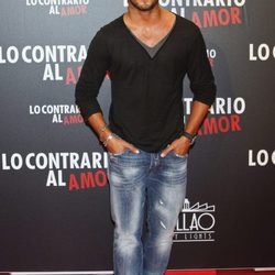 Maxi Iglesias en el estreno de 'Lo contrario al amor' en Madrid
