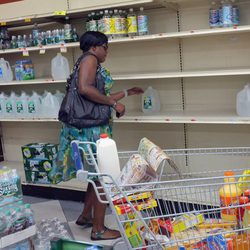 Los supermercados de Estados Unidos se quedan sin existencias ante la llegada del huracán Irene