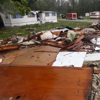 El huracán Irene destroza casas a su paso por Carolina del Norte