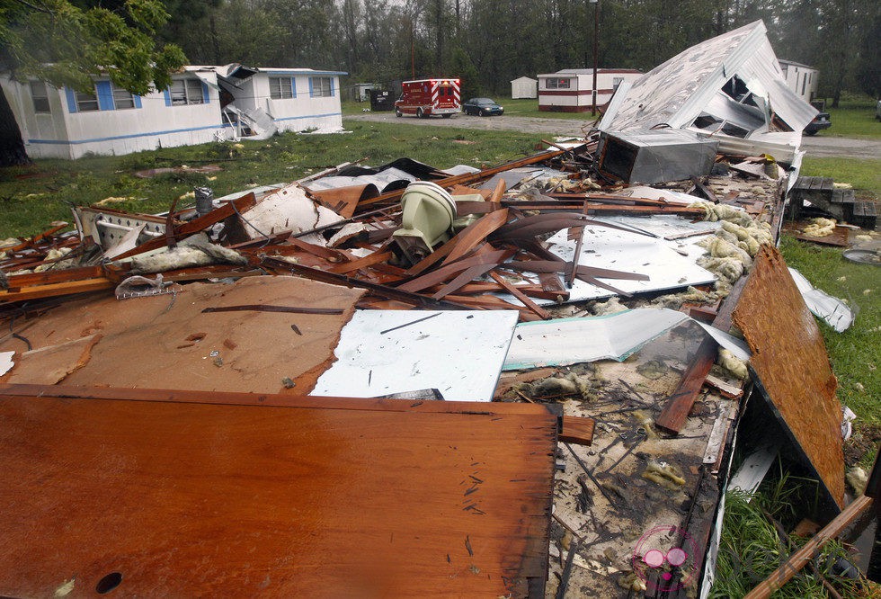 El huracán Irene destroza casas a su paso por Carolina del Norte