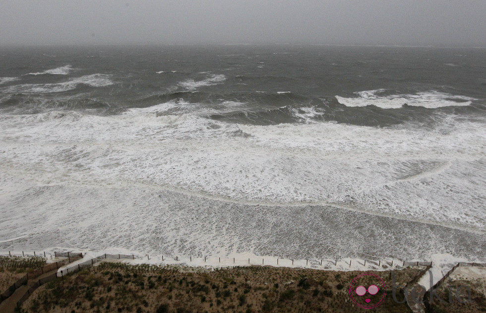 La marea cubre las playas con la llegada del huracán Irene