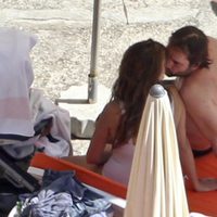 Penélope Cruz y Javier Bardem se besan durante sus vacaciones