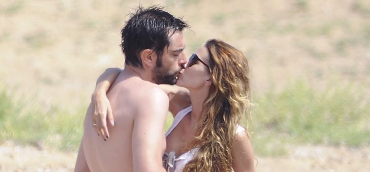 Dani Mateo y Elena Ballesteros se besan en la playa