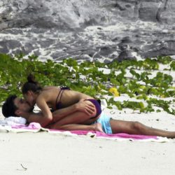 Olivia Palermo y Johannes Huebl se besan en la playa