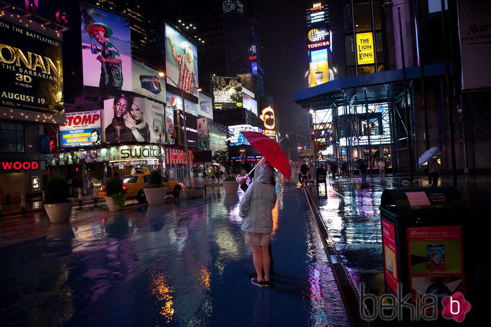 Turistas en Times Square mientras el huracán deja las primeras lluvias