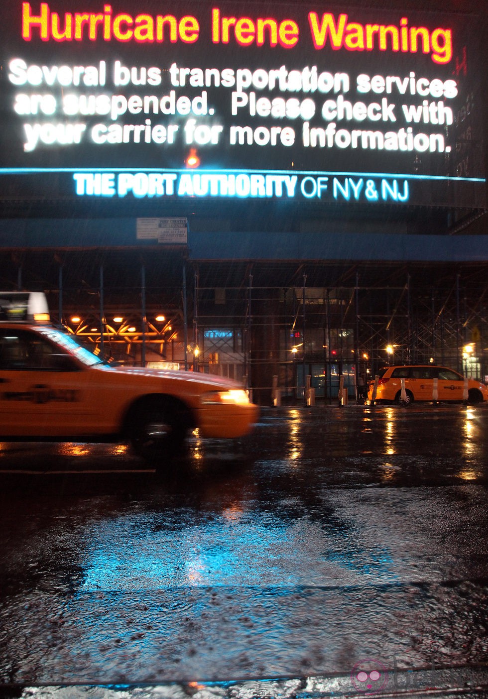 Los paneles neoyorquinos anuncian la llegada del huracán Irene