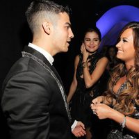 Demi Lovato y Joe Jonas charlan junto a Selena Gomez en los VMA 2011
