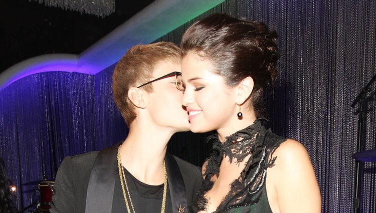 Justin Bieber besa a Selena Gomez en los MTV Video Music Awards 2011