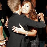 Justin Bieber y Demi Lovato se abrazan en los MTV Video Music Awards 2011