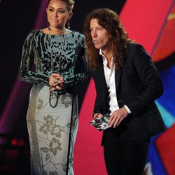 Miley Cyrus y Shaun White presentan un premio en los VMA 2011