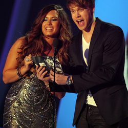 Demi Lovato y Chord Overstreet presentan un premio en los VMA 2011