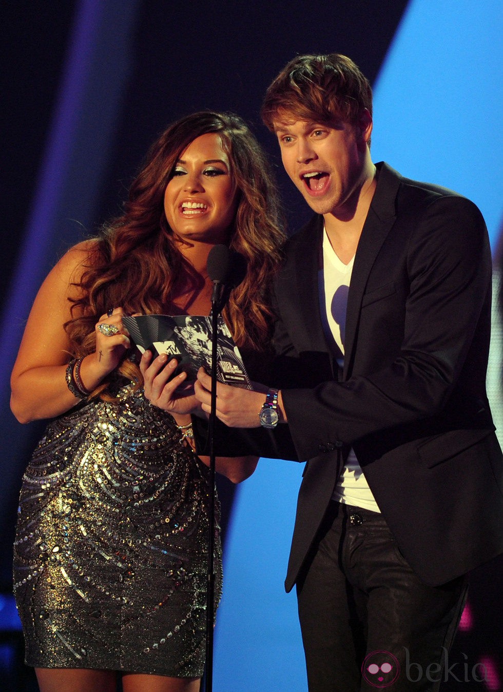 Demi Lovato y Chord Overstreet presentan un premio en los VMA 2011