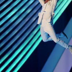 Chris Brown saltando durante su actuación en los VMA 2011