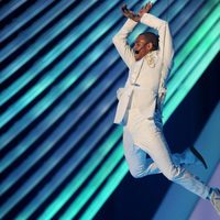Chris Brown saltando durante su actuación en los VMA 2011