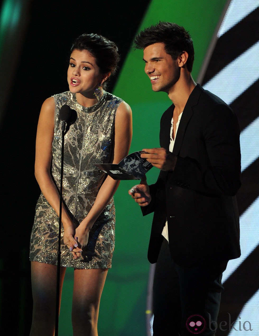 Selena Gomez y Taylor Lautner en los MTV Video Music Awards 2011