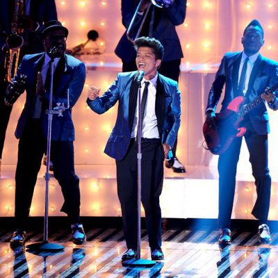 Bruno Mars durante su actuación en los MTV Video Music Awards 2011