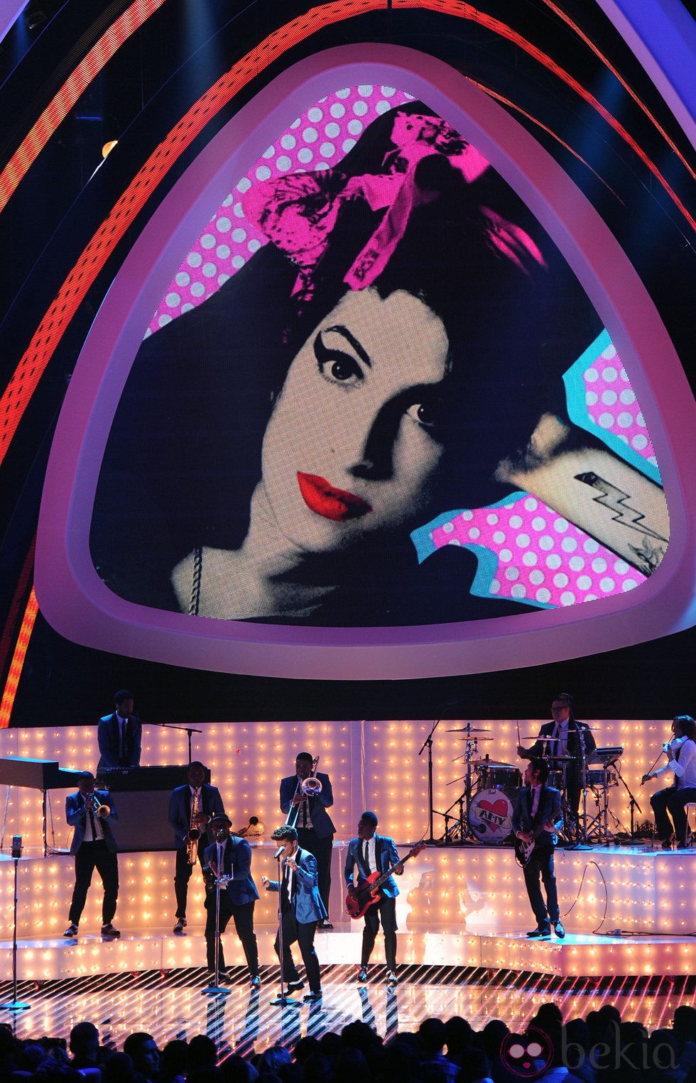 Bruno Mars homenajea a Amy Winehouse en los VMA 2011