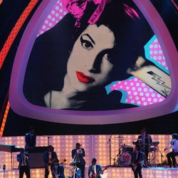 Bruno Mars homenajea a Amy Winehouse en los VMA 2011