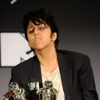 Lady Gaga posa con sus premios en los MTV Video Music Awards 2011
