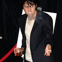 Lady Gaga bebiendo y fumando como Joe Calderone en los VMA 2011