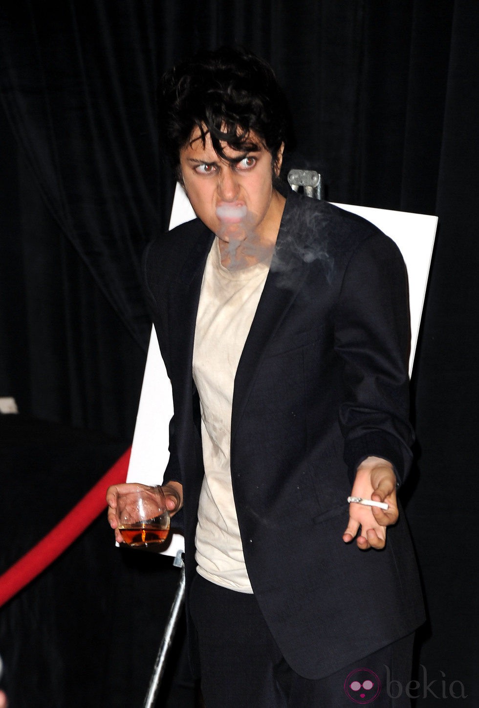 Lady Gaga bebiendo y fumando como Joe Calderone en los VMA 2011