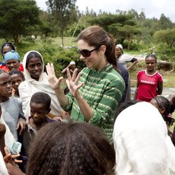 Mary de Dinamarca con unos niños en Etiopía