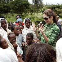 Mary de Dinamarca con unos niños en Etiopía