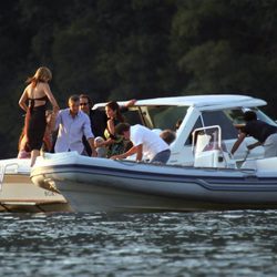 George Clooney, Cindy Crawford y unos amigos en un barco en el lago Como