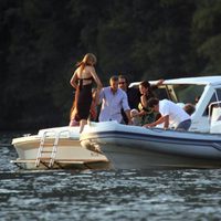 George Clooney, Cindy Crawford y unos amigos en un barco en el lago Como