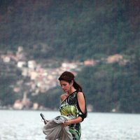 Cindy Crawford tras abandonar un barco en el Lago Como