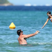 Hugh Jackman juega con su hija Ava en Saint-Tropez